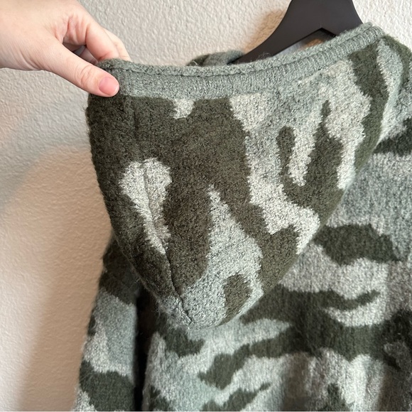 Victoria's Secret PINK Boyfriend Camo Cropped Pullover Hoodie Sweater Medium - Picture 9 of 9